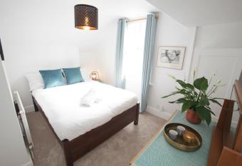 Cheltenham Road One Bedroom Apartment allows 18 year olds to book a room