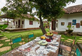 Rumah Paros & Gallery has Balcony rooms