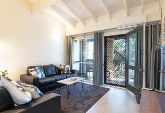 Cosy - Top-Level Unit Close to Shops has Balcony rooms