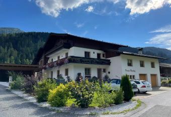 Ferienwohnungen Martlhof allows 18 year olds to book a room