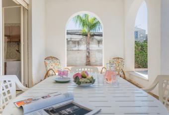 Villa Carlotta Vicino Al Mare has Balcony rooms