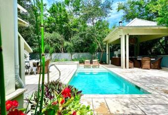 Zen Den Cottage has rooms with a private hot tub