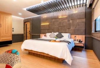 Hotel Patio Santiago allows 18 year olds to book a room