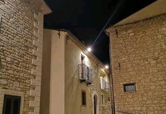 Maison compl  te dans site m  di  val has Balcony rooms