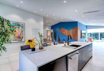 7 Luxe Village Spa Heated Pool basketball Miami L22 has Balcony rooms