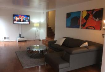 Lovely huge 4 bedroom 3 bath home close to Universal/Hollywood sleeps 10 has Balcony rooms