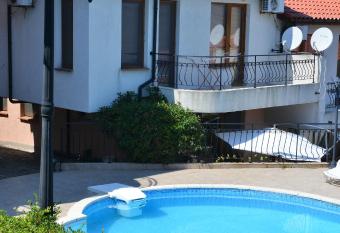 Villa Aspen Guest House has Balcony rooms