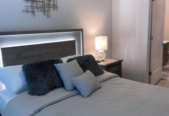 Comfy Midtown 1 bdr w/ city view and balcony. has Balcony rooms