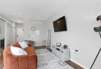 Sleek & Modern 1bd Apt has rooms with a private hot tub