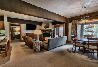 Luxury Three Bedroom Suite with Mountain Views and Hot Tub apartment hotel has rooms with a private hot tub