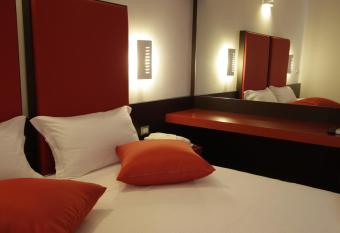 Hotel Paradise Airport allows 18 year olds to book a room