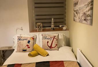 Harbour side, Garden Apartment allows 18 year olds to book a room