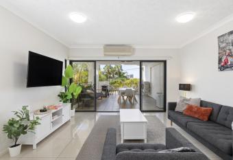 Luxe Sub-Penthouse w/ King Bed, Views & 1 Car Park has Balcony rooms