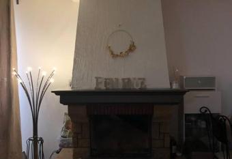 Charmant cocon familiale avec chemin  e et jardin has Balcony rooms