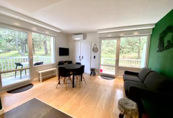 Superbe appartement vue sur la for  t has Balcony rooms