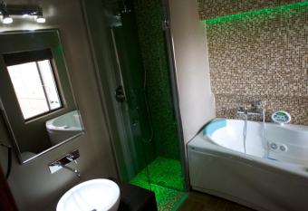 Hotel Cimarosa has rooms with a private hot tub