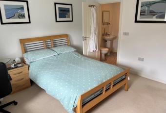 Peterborough, Hampton Vale Lakeside En-Suite Large Double bedroom with great modern facilities allows 18 year olds to book a room