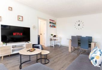 Modern & Private 1-Bedroom Unit with A/C & parking allows 18 year olds to book a room