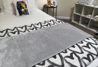 H  tel room allows 18 year olds to book a room