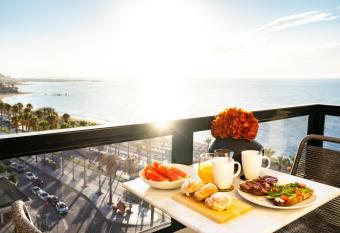 919 Aloha Apartamentos - Primera l  nea de playa - VISTA AL MAR allows 18 year olds to book a room