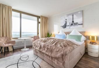 R  SUITE IV I KING SIZE BED I MESSE I BALKON I VIEW allows 18 year olds to book a room