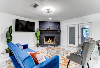 The Endless Summer Oasis Pool Firepit Patio has Balcony rooms