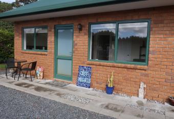 Cosy Nights - modern, self-contained with parking allows 18 year olds to book a room