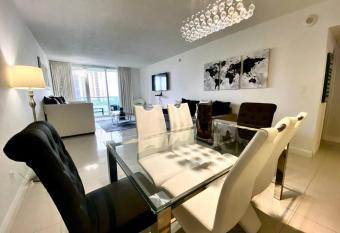 Awesome apartment W/ Ocean view !!!! has Balcony rooms