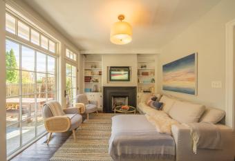 The Walton House - historic 3bd 2 5ba with parking has Balcony rooms