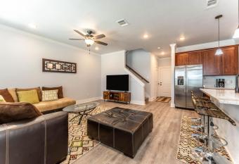 Nest - a cheerful 4 bedroom, 4.5 bath new townhome in Aggieland has Balcony rooms