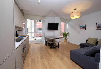 Cervantes - Apartamento a estrenar con parking allows 18 year olds to book a room