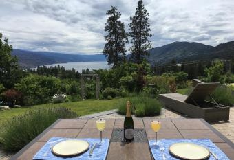 Lakeview gardens B&B has rooms with a private hot tub