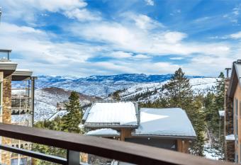 Platinum Two Bedroom apartment hotel has rooms with a private hot tub