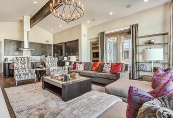 Four Bedroom Penthouse apartment hotel has rooms with a private hot tub