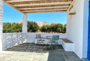 A Cycladic-architecture Beach House in Koumbara has Balcony rooms