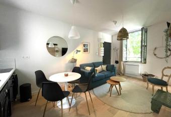 Avignon pedestrian area, charming, 4 persons has Balcony rooms