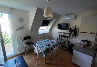 Cosy Colette,climatis   avec stationnement gratuit. has Balcony rooms