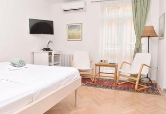 Charming Studio in City Center-Excellent Location allows 18 year olds to book a room