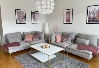 Tasokas jokiranta-asunto l  hell   ydinkeskustaa has Balcony rooms