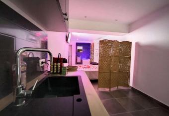 Le119 allows 18 year olds to book a room