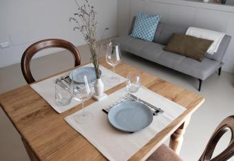 AURELIA APARTMENT has Balcony rooms