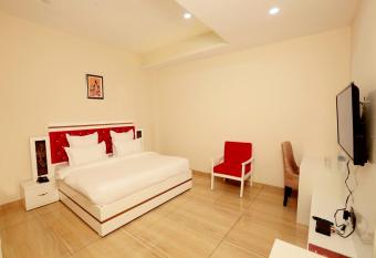 THE SPADES has Smoking rooms