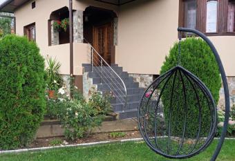 Cazare Sandi has rooms with a private hot tub