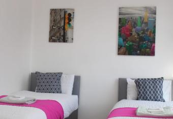 Executive Spacious 3 Bed Bolton Hospital Sleeps upto 7 allows 18 year olds to book a room