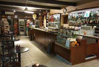 Cafe del peso allows 18 year olds to book a room