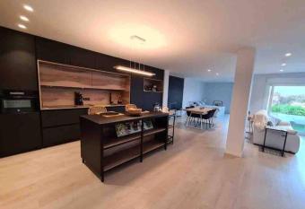 Precioso loft en el puerto deportivo marina del este allows 18 year olds to book a room