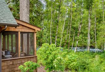 Mckenzie Dream Riverfront Log Cabin*New Listing* allows 18 year olds to book a room