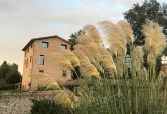 CAL FUSTER allows 18 year olds to book a room