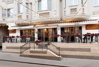 Beautiful, central 1 BR apartment with a balcony . has Balcony rooms