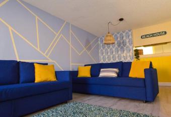 The Bluetique - Steps to Beach APT w/ AC! has Balcony rooms